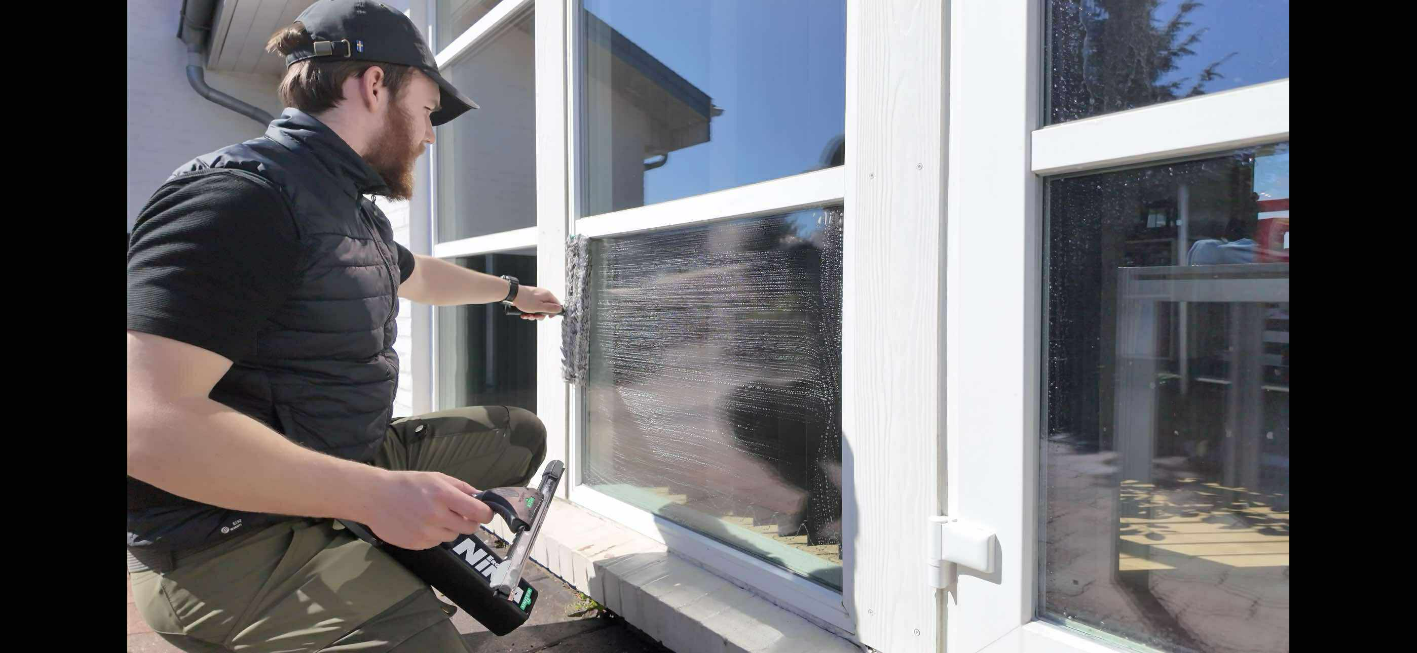 Jakob i gang med professionel vinduespudsning med squeegee og rengøringsmidler