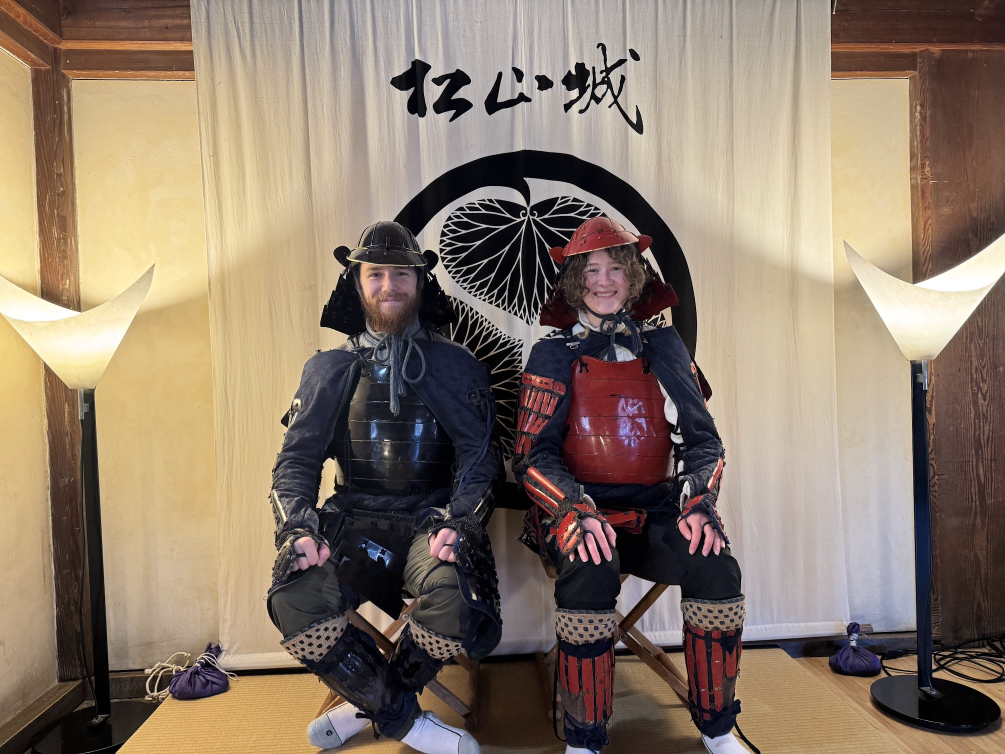 Jakob og Katharina klædt ud som samuraier på et japansk slot-museum