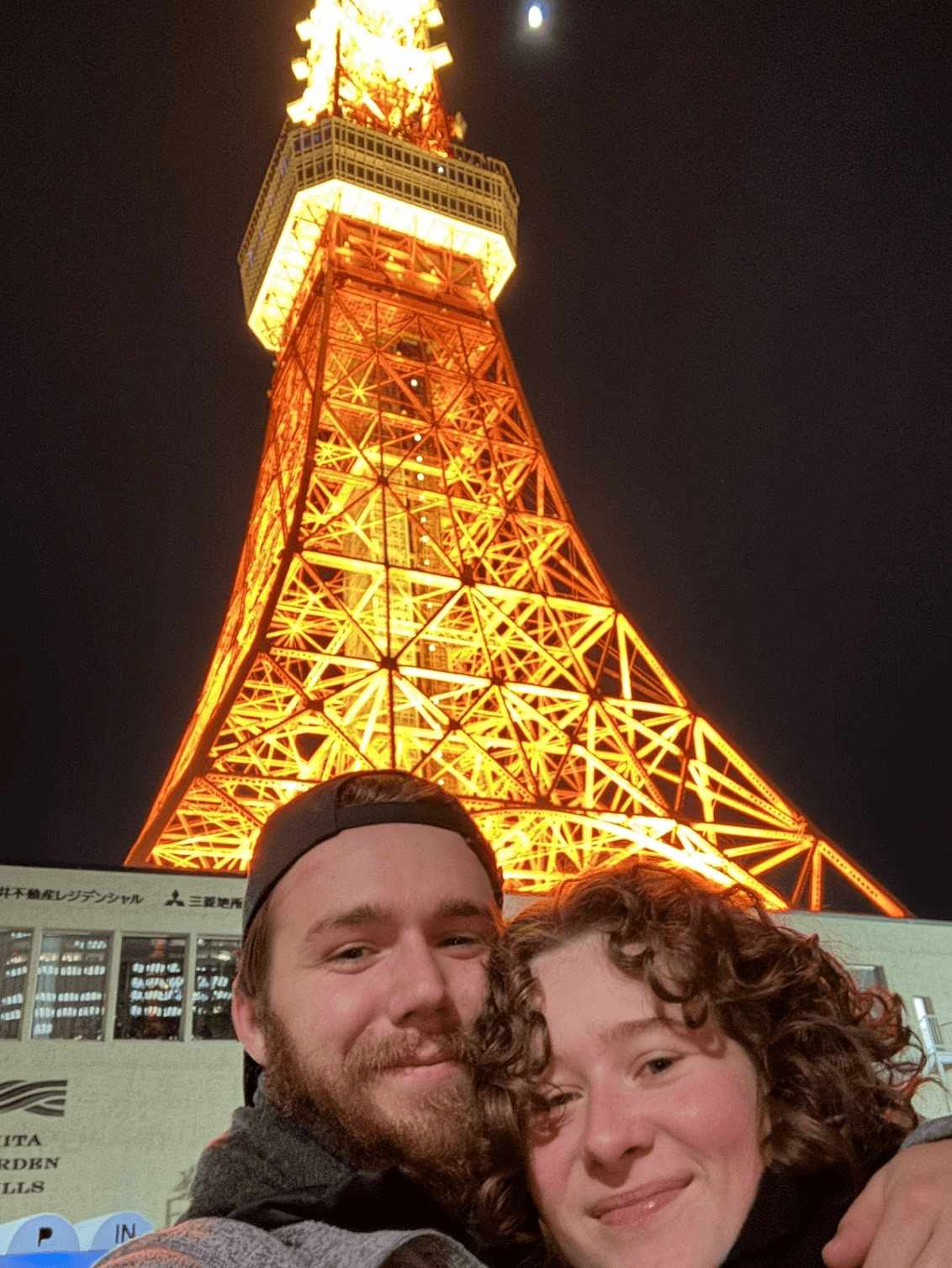 Jakob og Katharina foran Tokyo Tower om natten